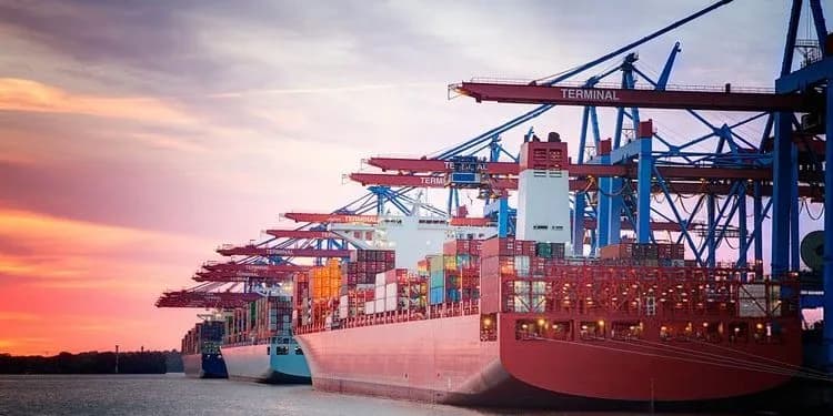 thuyen-container-shipping-dau-tai-cang