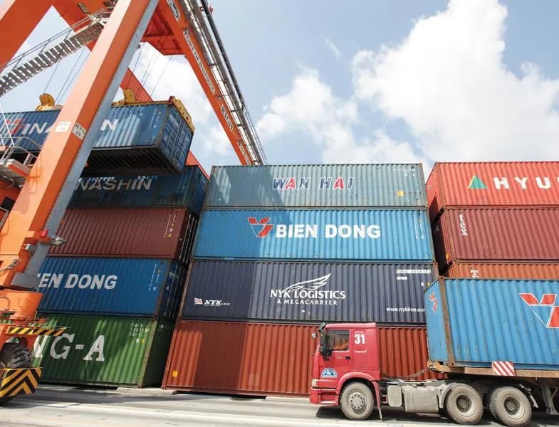 container tai cang bien ben canh xe tai